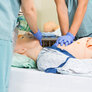 Bildet viser sykepleiere som øver på en simuleringsdokke.