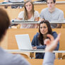 Bildet viser en gruppe studenter som lytter til en lærer