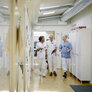 Bildet viser tre helsearbeidere som går og diskuterer