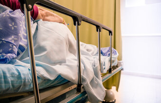 Bildet viser en pasient i en sykehusseng