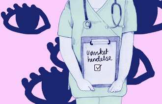 Illustrasjonen viser en sykepleier som står med en tavle med teksten "uønsket hendelse". Store øyne er i bakgrunnen