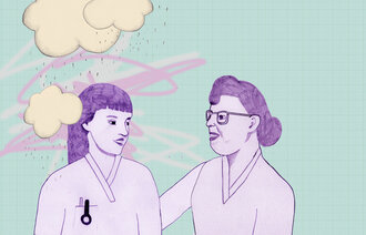 Illustrasjonen viser to sykepleiere som snakker med hverandre. Bak den ene er det skyer, torden og regn