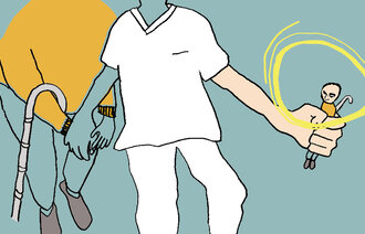 En sykepleier viser omsorg men den ene hånden og makt med den andre