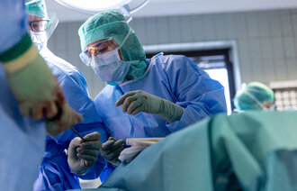 Bildet viser en operasjonssykepleier