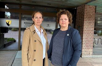 Bilde viser NSFs hovedtillitsvalgt Eileen Monk Berge sammen med NSFs Fylkesleder i NSF Vestfold og Telemark, Margareth Horn,