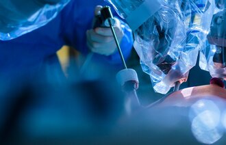 Bildet viser et operasjonsteam som bruker kikkhullskirurgi
