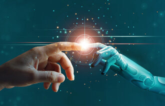 Bildet viser en menneskehånd og en robothånd som berører hverandre.