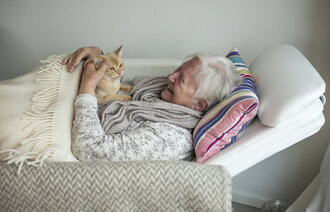 Beboer på sykehjem med en katt