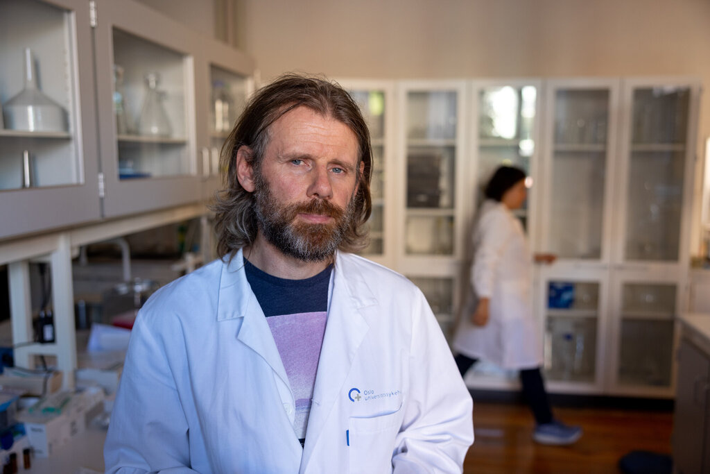 Bildet viser Niklas Nilsson i laboratoriet.