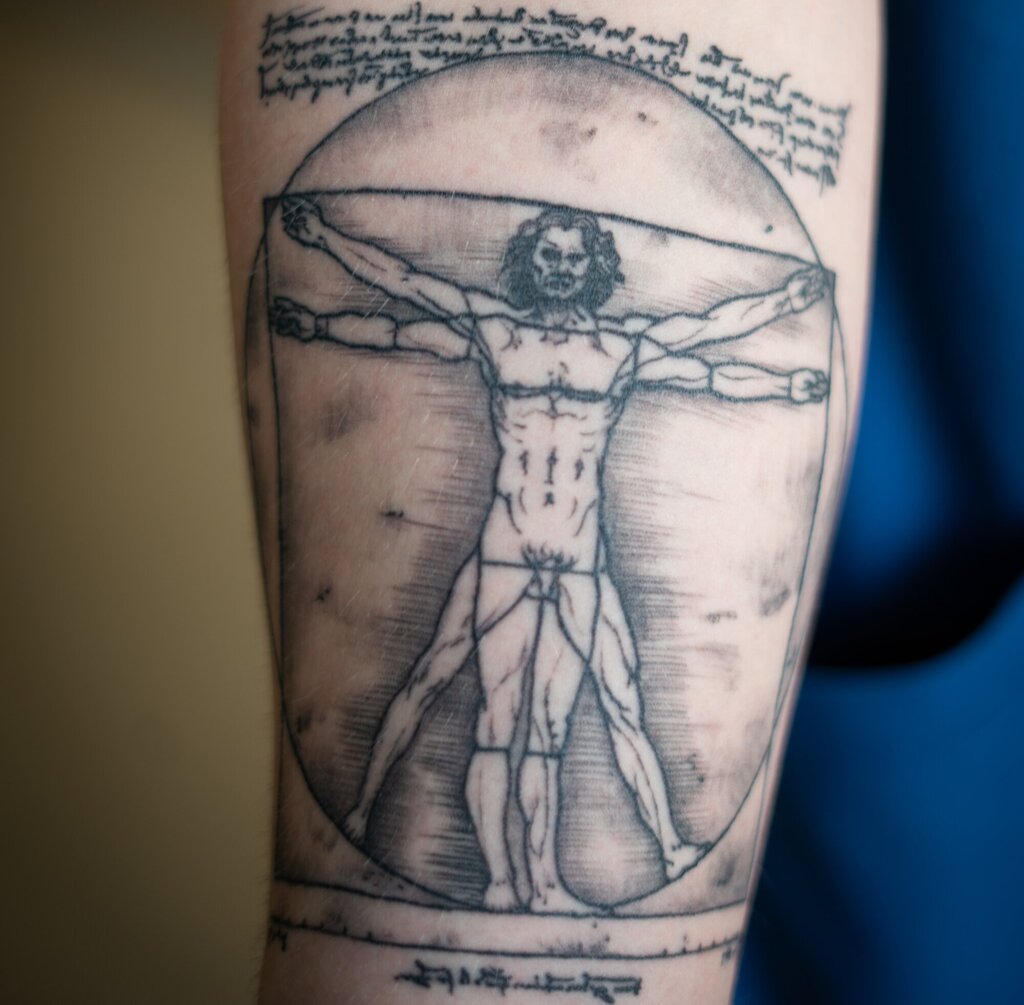 bildet viser tatovering av den vitruviske mann