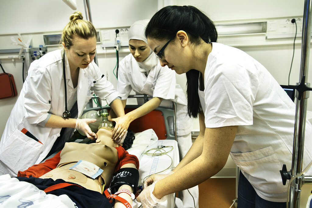 Bilde viser sykepleiere som jobber på en simuleringsdukke.