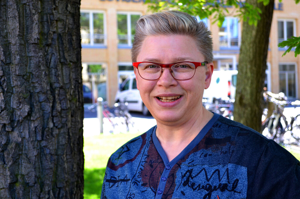 Forsker Kirsten Tornøe står utenfor Lovisenberg Diakonale Høgskole og smiler. 
