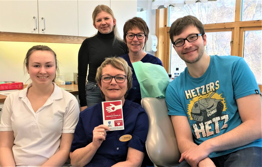 bildet viser ansatte ved tannlegekontoret i Åfjord