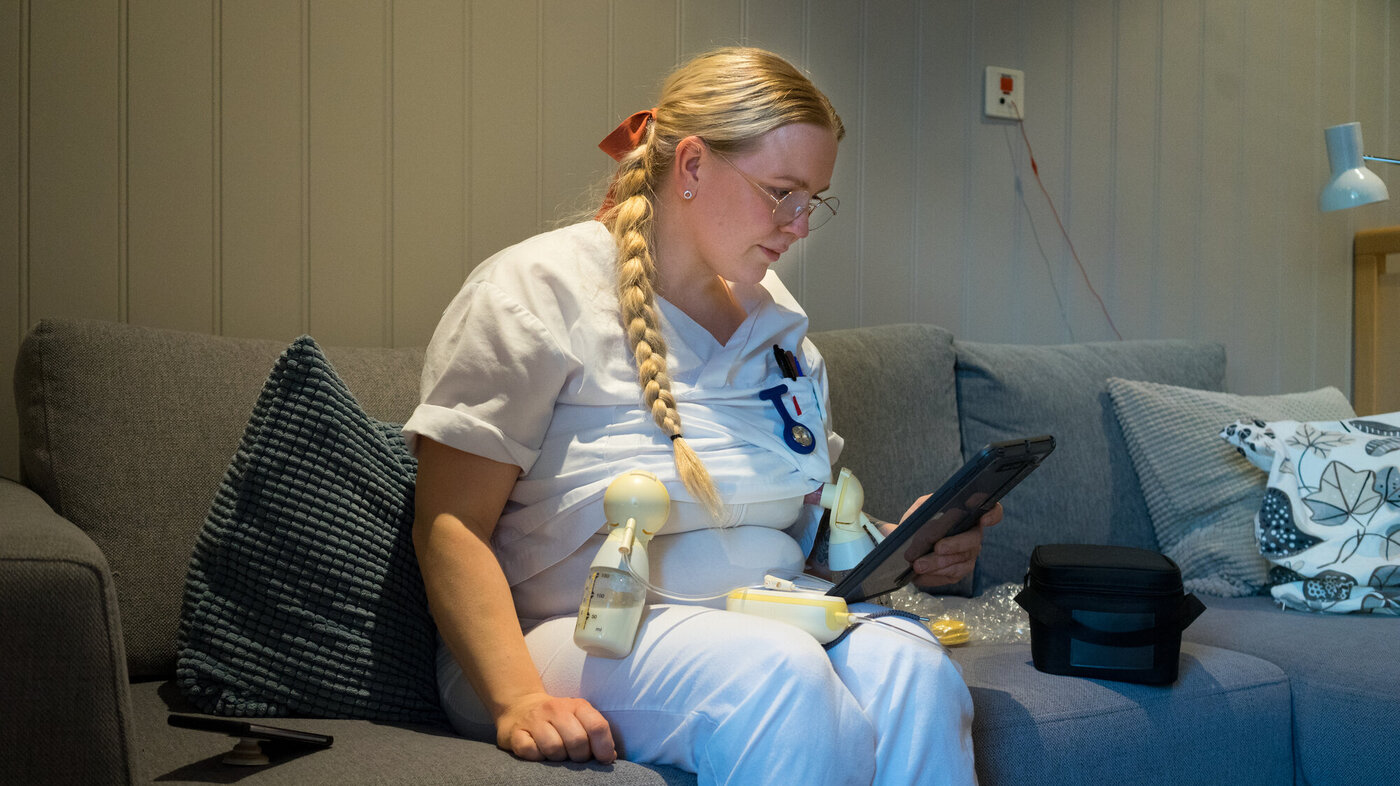 Julie Sommersett pumper seg mens hun leser pensum bildet viser Julie Sommersett som pumper seg og leser pensum