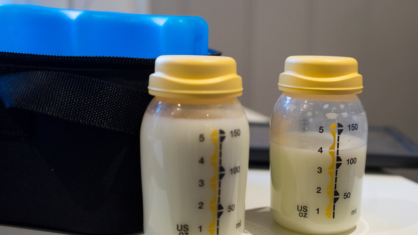 bildet viser to flasker morsmelk
