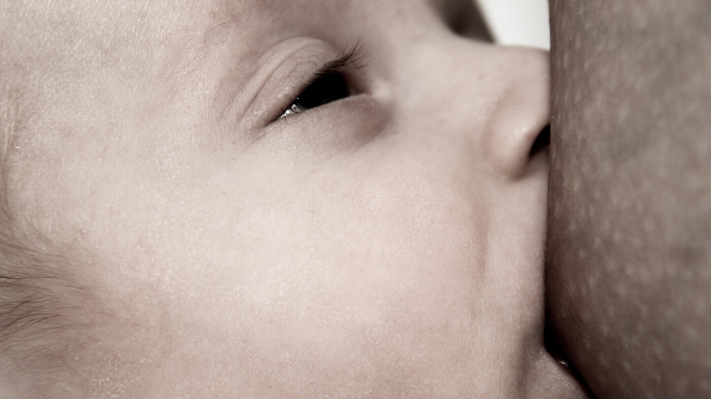 Amming Bildet viser en baby som ammer