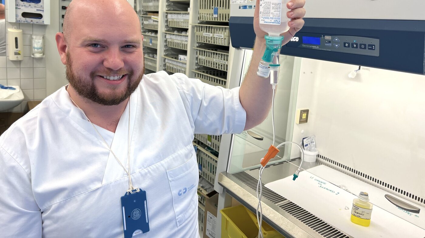 Ove Bøe-Fjogstad, Oslo universitetssykehus Bildet viser Ove Bøe-Fjogstad som holder opp en pose med antibiotika.