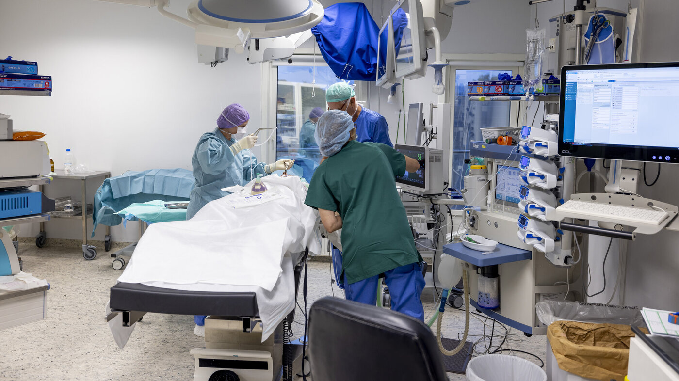 Sykepleiere som gjør klar en operasjonsstue. Bildet viser sykepleiere som gjør klar en operasjonsstue.