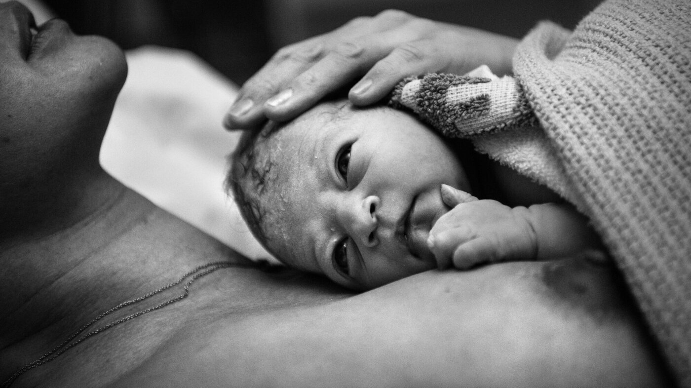 Bildet viser nyfødt barn på mors bryst