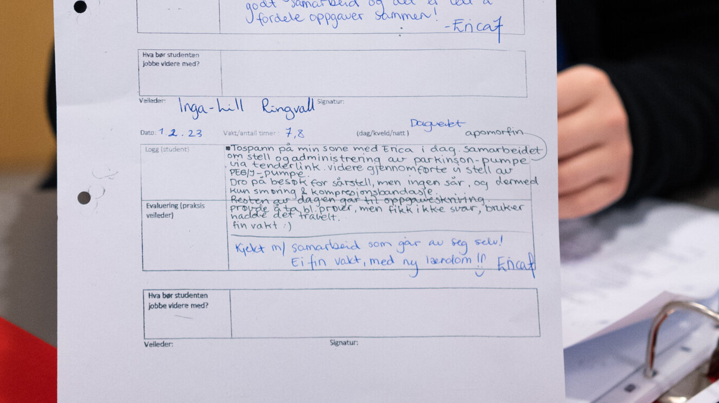 Emma Østvik viser en logg bildet viser Emma Østvik som viser en logg