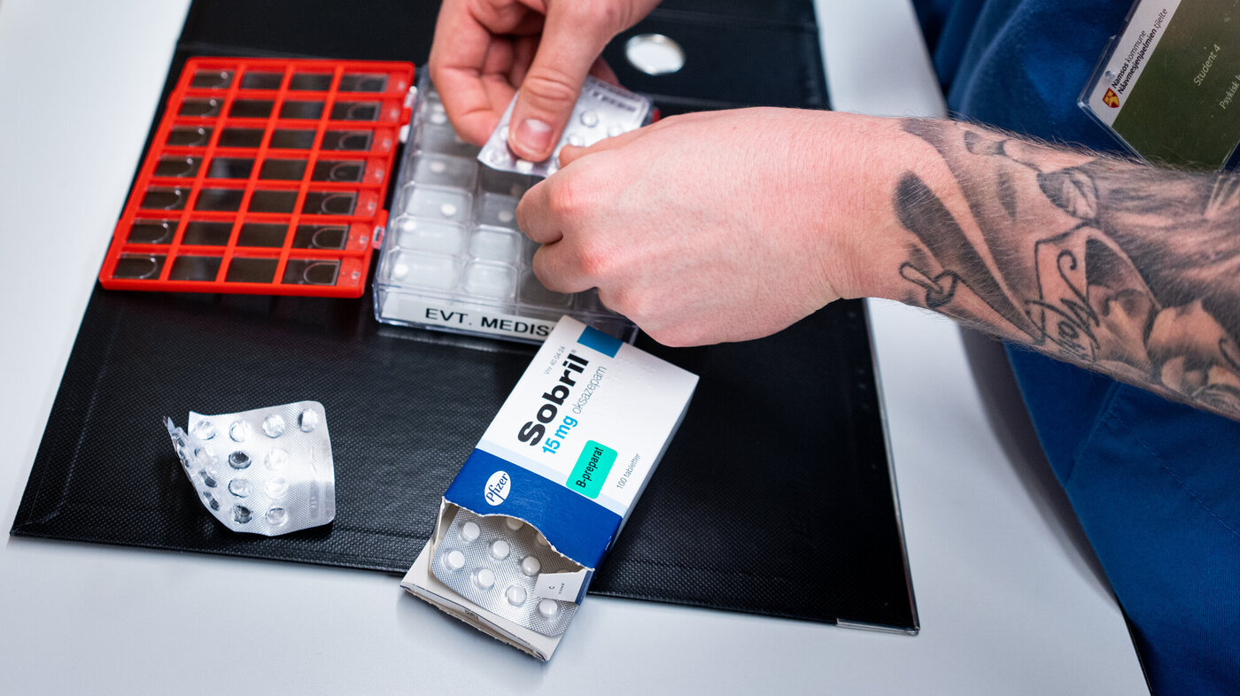 Modell fyller dosett med Sobril bildet viser at Modell fyller dosett med Sobril