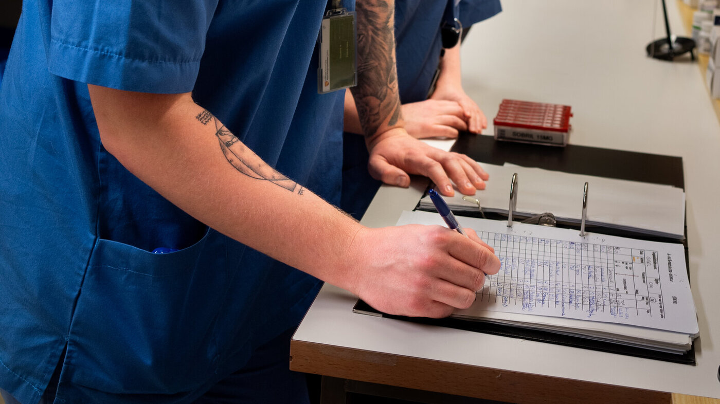 Bildet viser Tobias som skriver på medisinrommet
