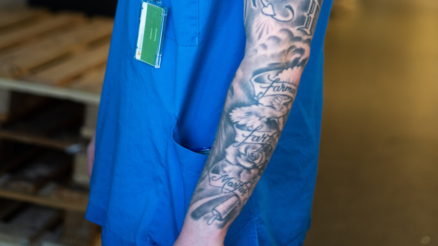 Modells tatoverte arm bildet viser Modells tatoverte arm