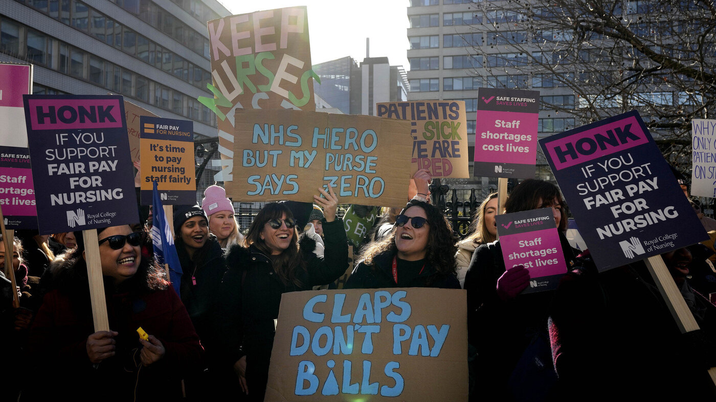 Bildet viser sykepleiere i streik utenfor St. Thomas' Hospital i London 6. februar