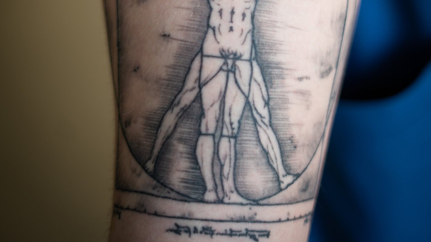 bildet viser tatovering av den vitruviske mann