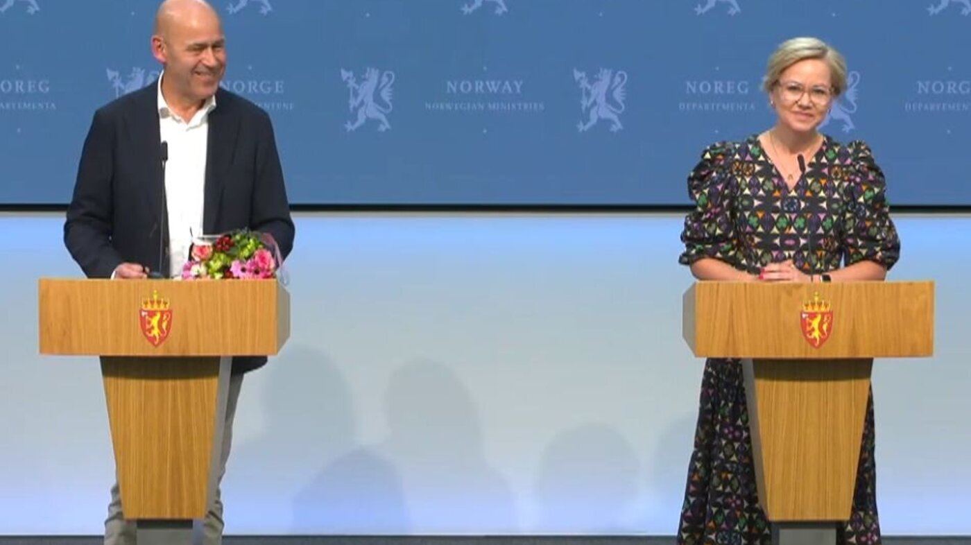 Bildet viser Mæland og Kjerkol på pressekonferansen