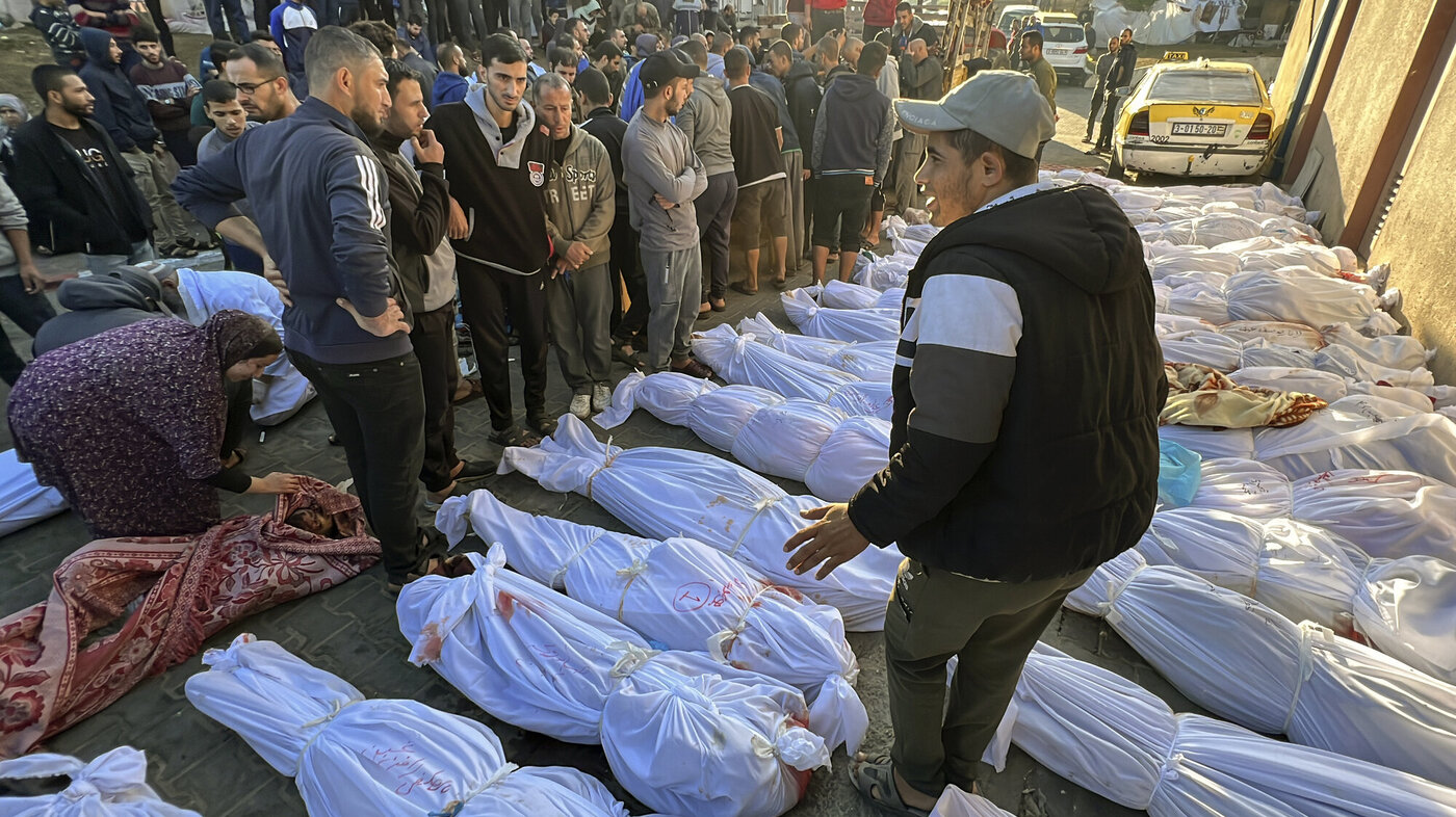 Bildet viser palistinske omkomne etter angrep på Jabaliya flyktningeleir lørdag 18. november ved det indonesiske sykehuset nord på Gazastripen 