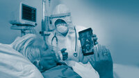 Bildet viser en intensivpasient med maske som kommuniserer med familien sin på ipad.