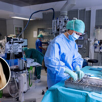 Bildet viser en operasjonssykepleier som forbereder instrumenter.