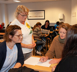 Bildet viser Elfrid Måløy i undervisning med studenter