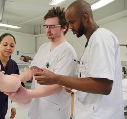 Studenter øver med en simuleringsdukke.